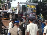 Satpol PP Padang menertibkan lapak-lapak pedagang kaki lima (PKL) di Jalan Adinegoro, Tabing, Kecamatan Koto Tangah, Kamis (10/7/2025).