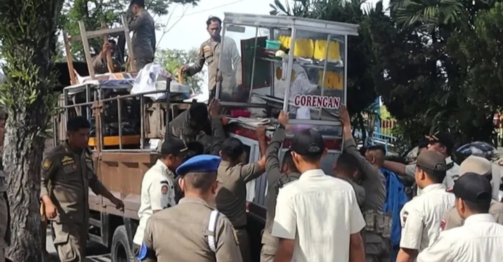 Satpol PP Padang menertibkan lapak-lapak pedagang kaki lima (PKL) di Jalan Adinegoro, Tabing, Kecamatan Koto Tangah, Kamis (10/7/2025).