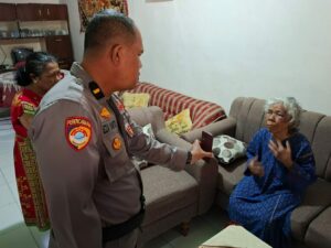 Seorang perempuan lanjut usia bernama Guslina (79) dirampok dan mendapat tindakan kekerasan. Peristiwa ini terjadi di kediaman korban