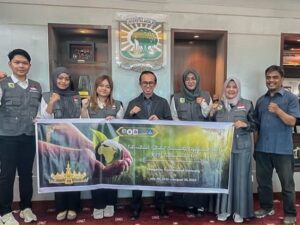 Rektor Universitas Andalas, Efa Yonnedi melepas lima mahasiswa UNAND mengikuti program Kuliah Kerja Nyata (KKN) Internasional yang digelar