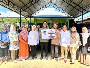 Tim Wakil Ketua Komisi VI DPR RI Andre Rosiade dan Ketua Komisi II DPRD Kota Padang, Rachmad Wijaya mendatangi SMPN 20 Padang