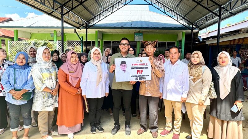 Tim Wakil Ketua Komisi VI DPR RI Andre Rosiade dan Ketua Komisi II DPRD Kota Padang, Rachmad Wijaya mendatangi SMPN 20 Padang