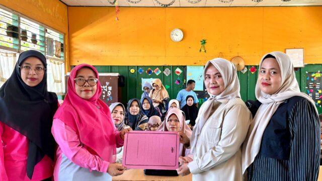 Tim Wakil Ketua Komisi VI DPR RI Andre Rosiade mendatangi SDN 45 Bungo Pasang yang terletak di Kelurahan Bungo Pasang, Kecamatan Koto Tangah,