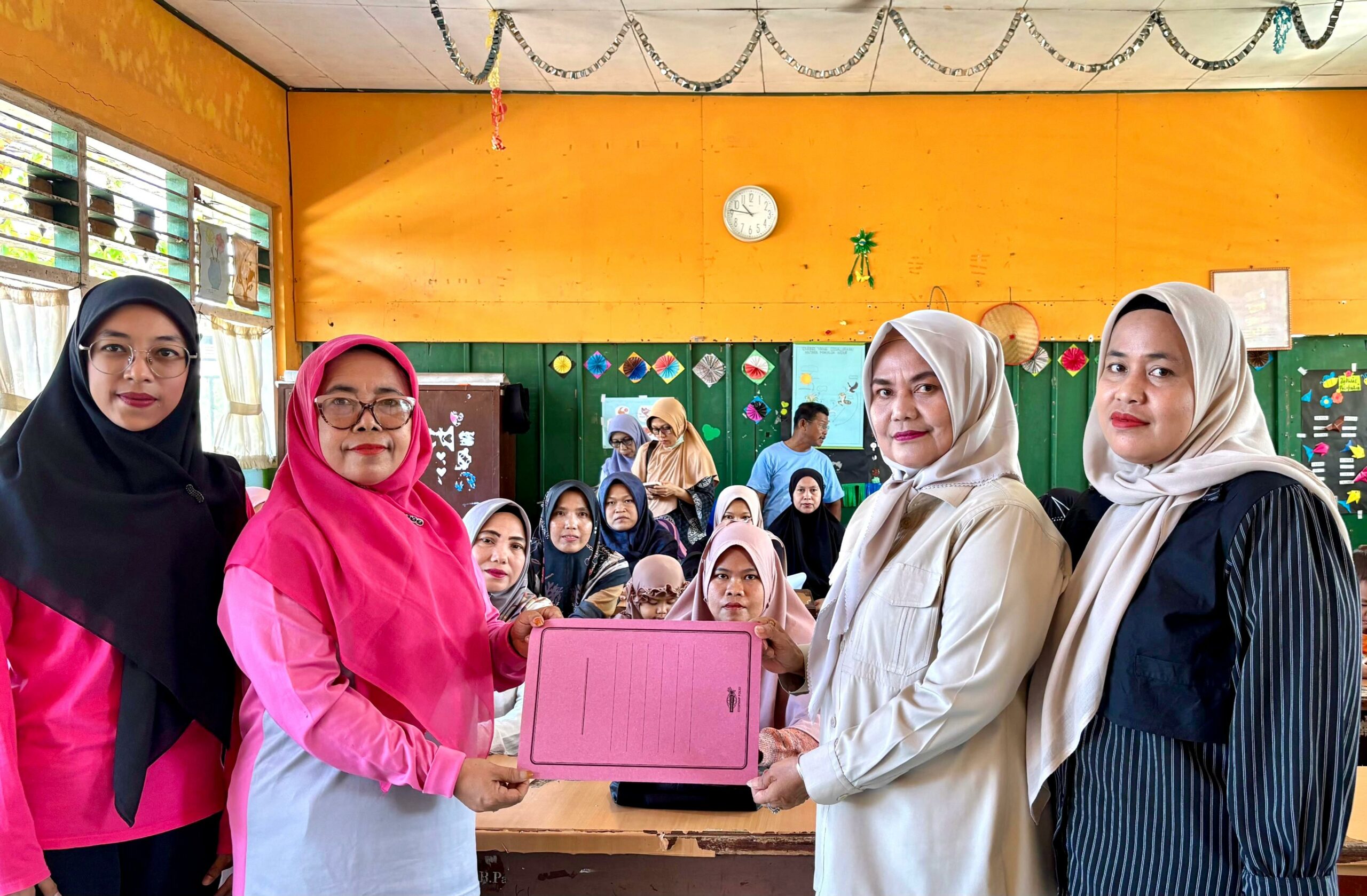 Andre Rosiade Bagikan Beasiswa PIP untuk Siswa SDN 45 Bungo Pasang Kota Padang