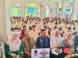 Wakil Ketua Komisi VI DPR RI Andre Rosiade kembali menyalurkan beasiswa Program Indonesia Pintar (PIP) kepada ratusan siswa di SMAN 2 Padang