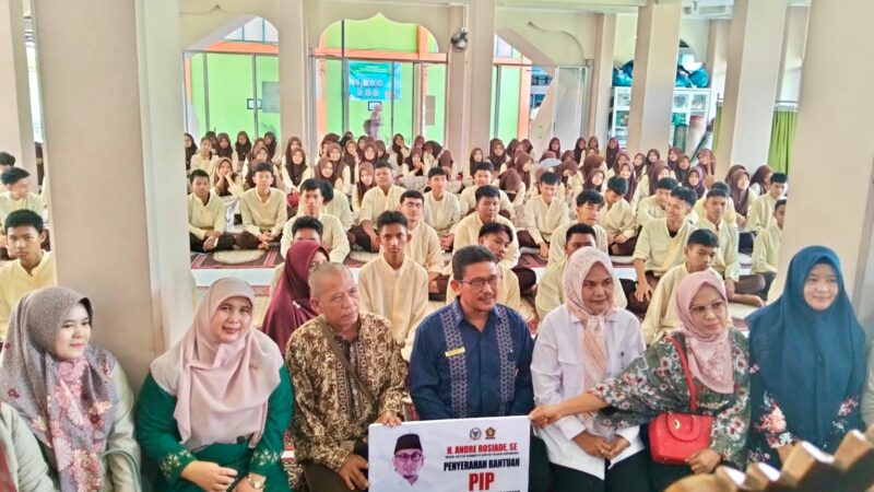 Wakil Ketua Komisi VI DPR RI Andre Rosiade kembali menyalurkan beasiswa Program Indonesia Pintar (PIP) kepada ratusan siswa di SMAN 2 Padang