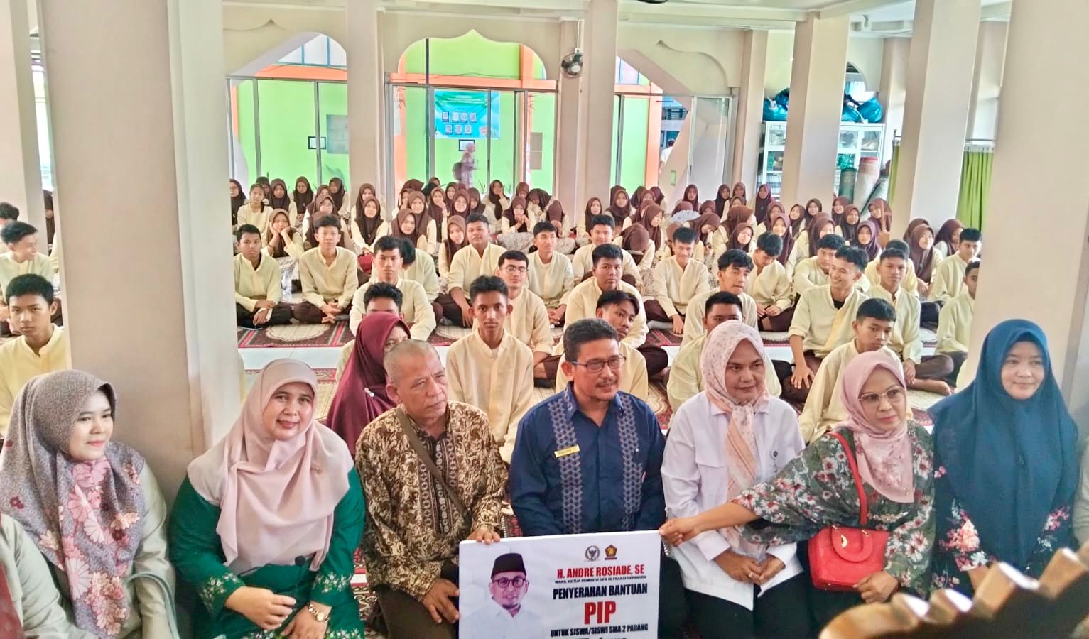 Andre Rosiade Salurkan Beasiswa PIP di SMAN 2 Padang, Ada 177 Siswa Menerima