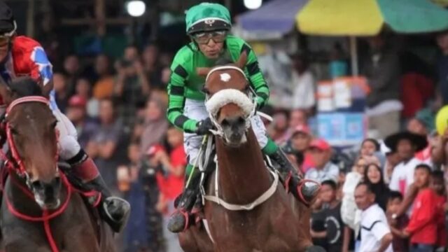 Kuda pacu asal Kota Padang Panjang, Romantic Spartan, berhasil meraih juara 3 dalam ajang bergengsi Derby Kejuaraan Nasional (Kejurnas)