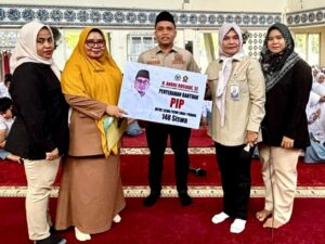 Wakil Ketua Komisi VI DPR RI dari Fraksi Gerindra Andre Rosiade menyalurkan beasiswa PIP kepada 148 siswa di SMAN 1 Padang.