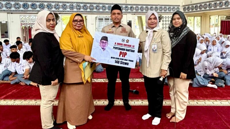 Wakil Ketua Komisi VI DPR RI dari Fraksi Gerindra Andre Rosiade menyalurkan beasiswa PIP kepada 148 siswa di SMAN 1 Padang.