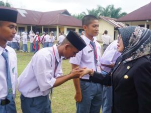 Wakil Bupati Dharmasraya, Leli Arni menutup Diklat Paskibraka Tingkat Kabupaten Dharmasraya Tahun 2025 di SKB Pulau Punjung,