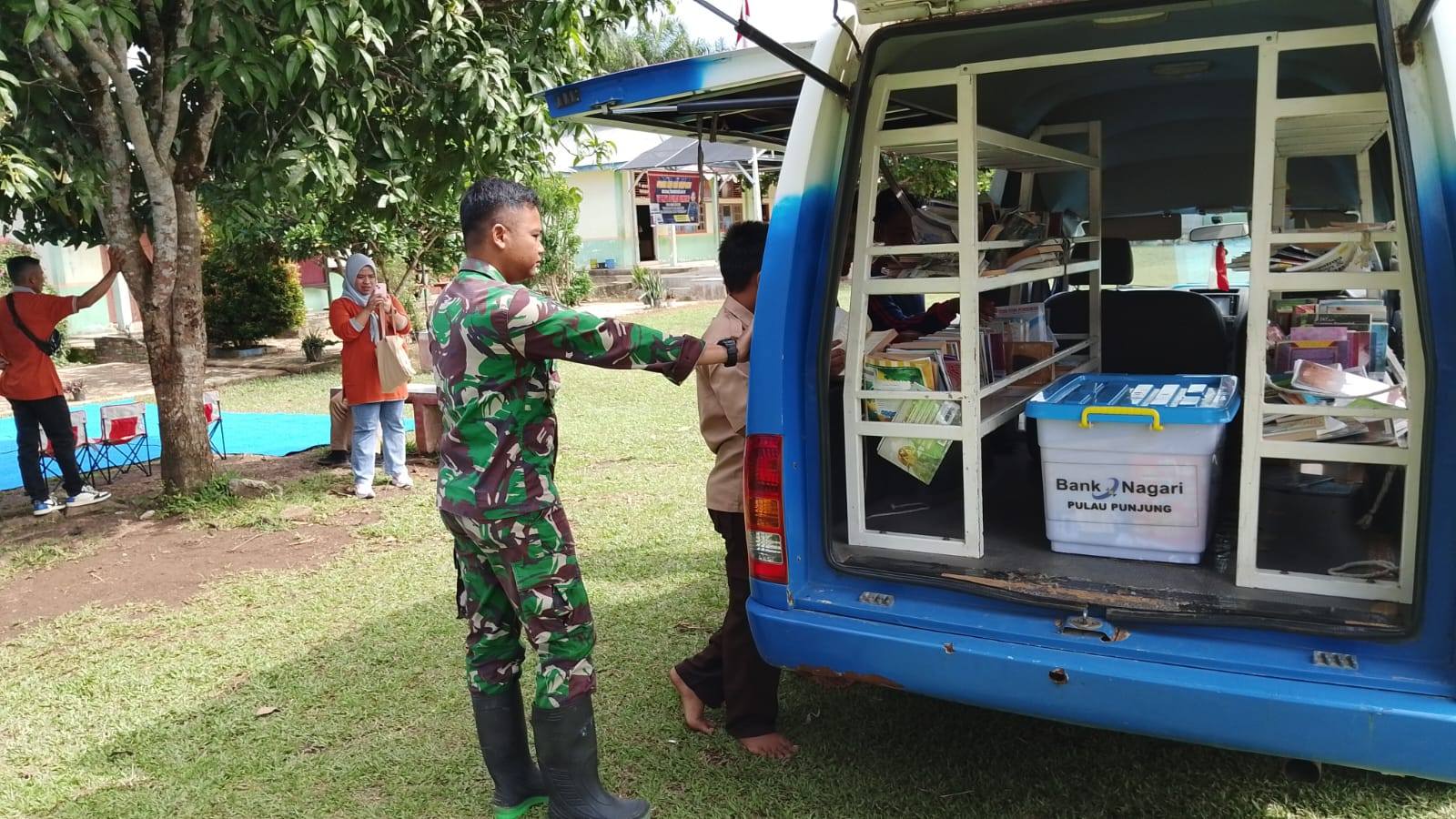 TMMD Kodim 0310/SS Hadirkan Perpustakaan Keliling di Sungai Kambut Dharmasraya