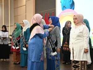 Wakil Bupati Dharmasraya, Leli Arni dikukuhkan sebagai Bunda PAUD Dharmasraya di Auditorium Gubernuran Sumatra Barat, Senin (11/8/2025).