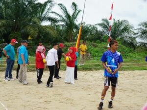 Wakil Bupati Dharmasraya, Leli Arni membuka Turnamen Bola Voli Antar Kecamatan di Sport Center Dharmasraya, Rabu (13/8/2025).