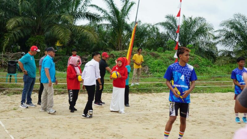 Wakil Bupati Dharmasraya, Leli Arni membuka Turnamen Bola Voli Antar Kecamatan di Sport Center Dharmasraya, Rabu (13/8/2025).