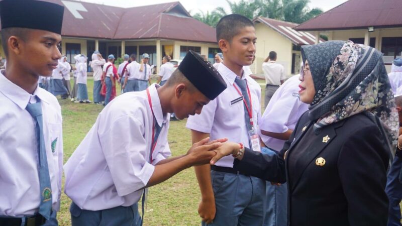 Wakil Bupati Dharmasraya, Leli Arni menutup Diklat Paskibraka Tingkat Kabupaten Dharmasraya Tahun 2025 di SKB Pulau Punjung,