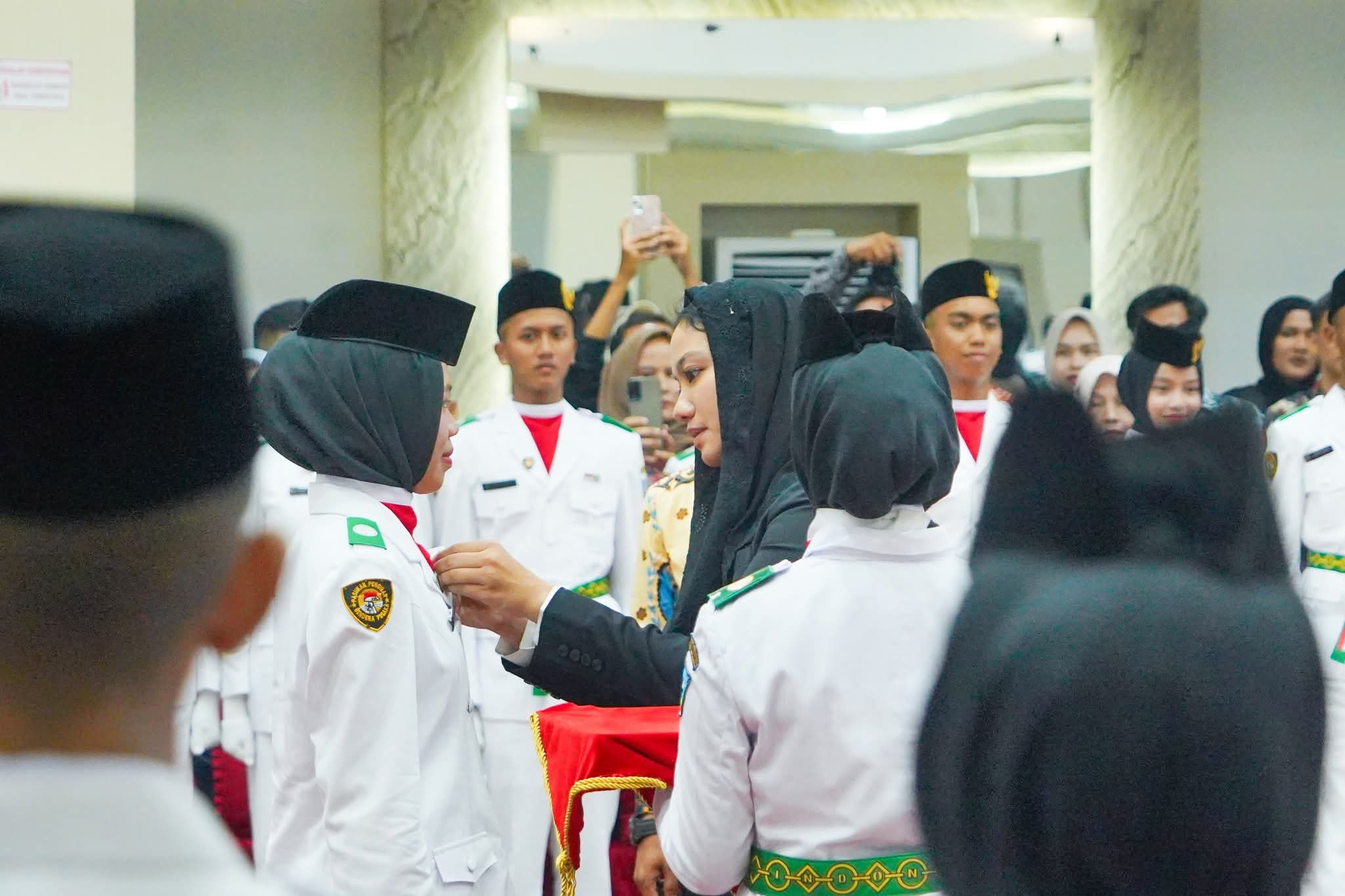 Dalam Suasana Khidmat, 74 Anggota Paskibraka Dharmasraya 2025 Resmi Dikukuhkan