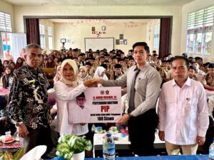 Andre Rosiade Salurkan 70 Beasiswa PIP ke SMK Farmasi Imam Bonjol Bukittinggi