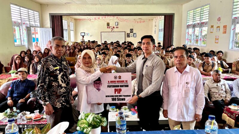 Andre Rosiade Salurkan 70 Beasiswa PIP ke SMK Farmasi Imam Bonjol Bukittinggi