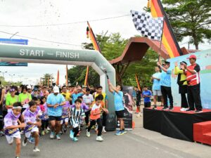 Meriah, Ribuan Warga Padang Ikuti Fun Run di Pantai Cimpago
