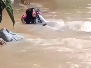 Viral! Bidan di Pasaman Seberangi Sungai Demi Menolong Warga, Wagub Vasko Beri Apresiasi