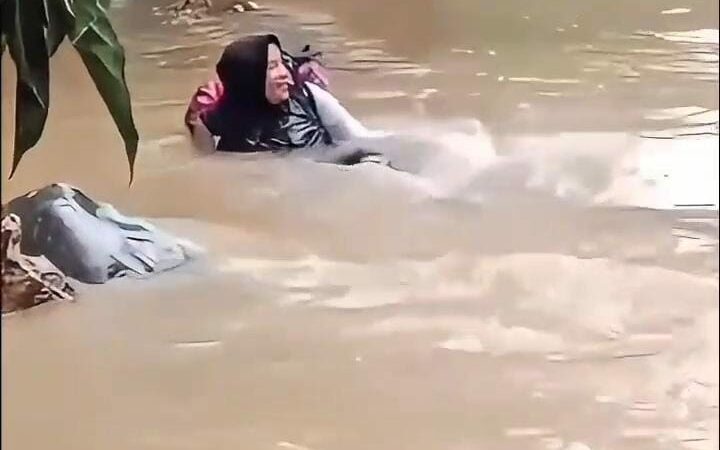 Viral! Bidan di Pasaman Seberangi Sungai Demi Menolong Warga, Wagub Vasko Beri Apresiasi