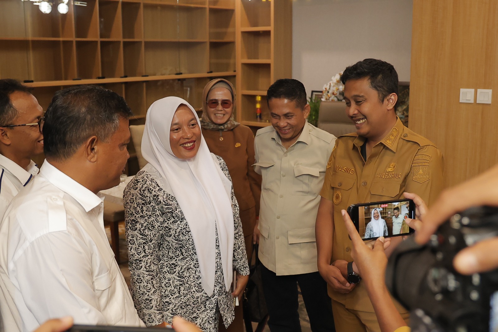 Viral Seberangi Sungai Temui Pasien, Bidan Dona Diusulkan Terima Penghargaan dari Pemprov Sumbar