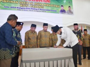 Wako Fadly Amran Kukuhkan Pengurus Pimpinan Daerah Muhammadiyah Kota Padang