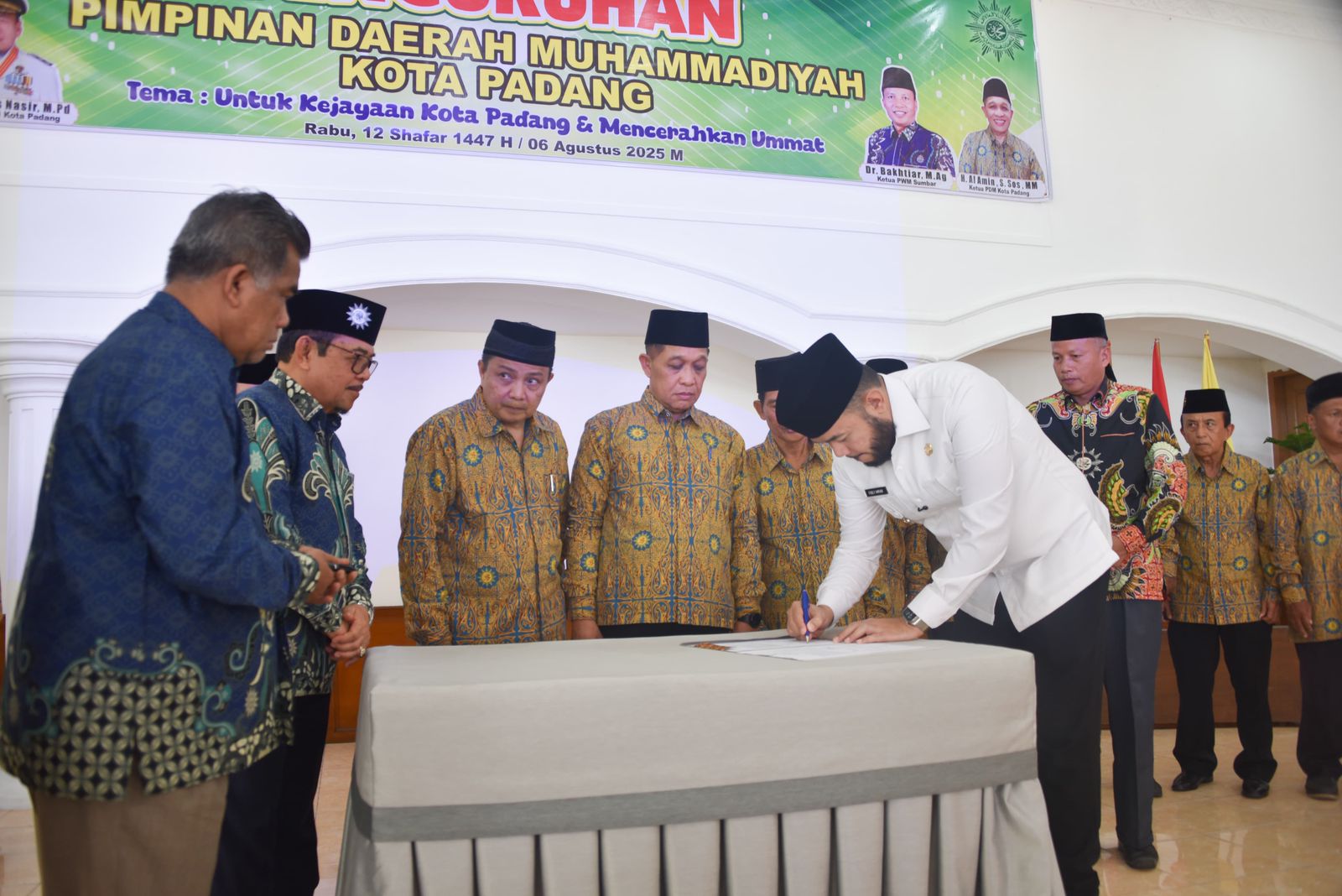 Wako Fadly Amran Kukuhkan Pengurus Pimpinan Daerah Muhammadiyah Kota Padang
