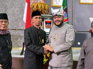 Kepala Unit Komunikasi dan Kesekretariatan PT Semen Padang Terima Pin Emas dari Pemko Padang