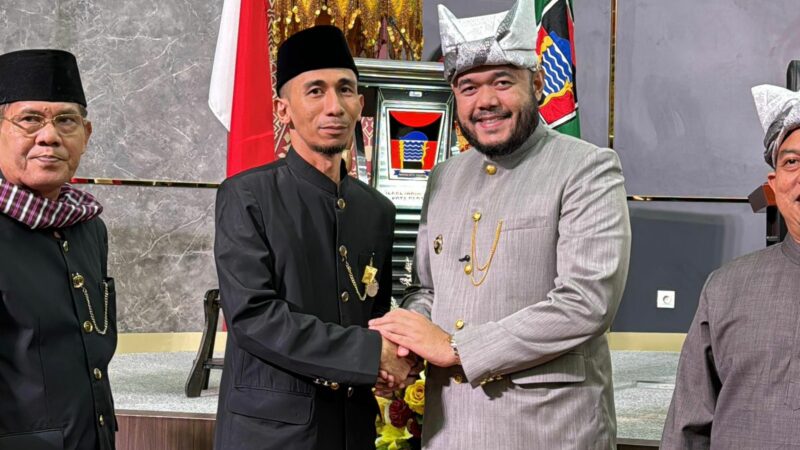 Kepala Unit Komunikasi dan Kesekretariatan PT Semen Padang Terima Pin Emas dari Pemko Padang