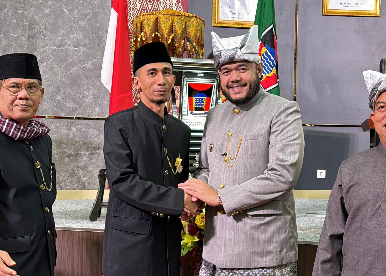 Kepala Unit Komunikasi dan Kesekretariatan PT Semen Padang Terima Pin Emas dari Pemko Padang
