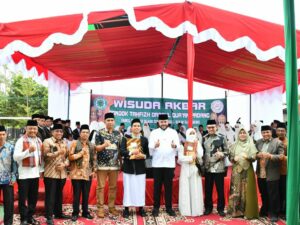 16 Santri Hafal 30 Juz, Wako Padang Pimpin Wisuda Tahfizh Daarul Quran