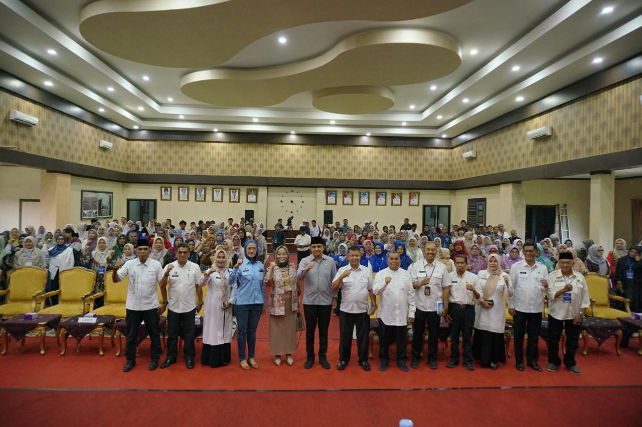 Anggota DPR Ade Rizki Pratama Sosialisasikan Program MBG di Payakumbuh
