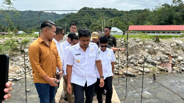 Tinjau Jembatan Nagari Koto Rawang Pessel, Wagub Vasko: Kita Bangun Dulu Jembatannya