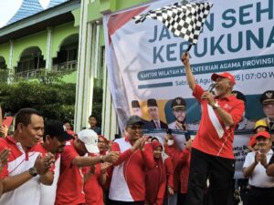 Peringati HUT RI ke-80, Gubernur Sumbar Lepas Ribuan Peserta Jalan Sehat Kerukunan