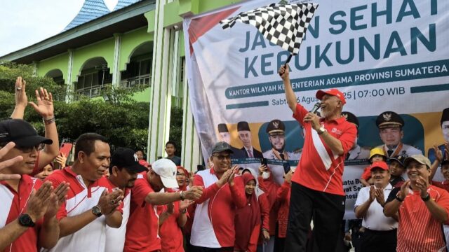 Peringati HUT RI ke-80, Gubernur Sumbar Lepas Ribuan Peserta Jalan Sehat Kerukunan