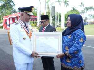 Bidan Dona Lubis Terima Penghargaan dari Pemprov Sumbar di Momen HUT RI ke-80