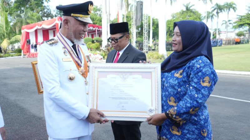 Bidan Dona Lubis Terima Penghargaan dari Pemprov Sumbar di Momen HUT RI ke-80