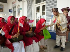 KAI Sumbar Ajak Pelanggan Rayakan HUT ke-80 RI di Atas Kereta Api