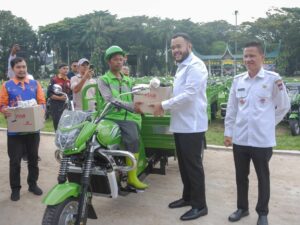 Selesaikan Persoalan Sampah, Wako Fadly Amran Serahkan 178 Unit Bentor untuk Petugas LPS