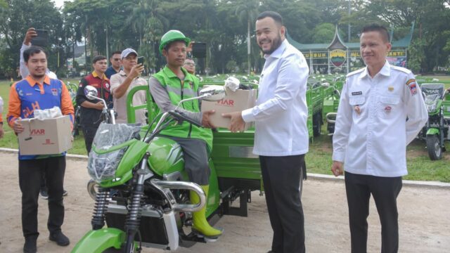 Selesaikan Persoalan Sampah, Wako Fadly Amran Serahkan 178 Unit Bentor untuk Petugas LPS
