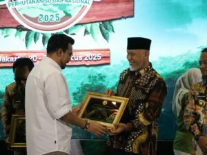 Sumbar Raih Penghargaan Pemerintah Daerah Terbaik di Festival Perhutanan Sosial Nasional 2025