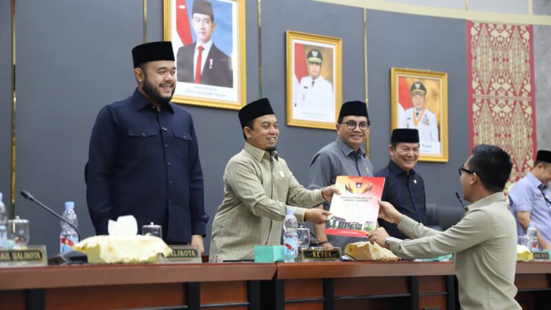 Hadiri Rapat Paripurna DPRD, Wako Padang Soroti Kinerja Legislasi dan Target Adipura