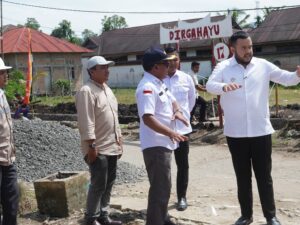 Pemko Padang mulai melakukan melakukan perbaikan jalan di Palarik, Kelurahan Air Pacah, Kecamatan Koto Tangah. Sebelumnya, warga sudah