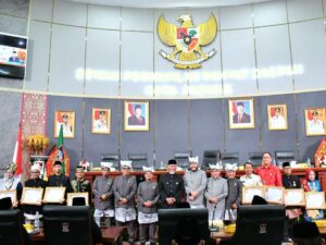 Sebanyak 12 tokoh masyarakat menerima pin emas dari Pemko Padang pada momen Hari Jadi Kota (HJK) ke-356. Ke-12 tokoh masyarakat