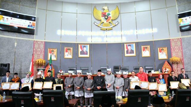 Sebanyak 12 tokoh masyarakat menerima pin emas dari Pemko Padang pada momen Hari Jadi Kota (HJK) ke-356. Ke-12 tokoh masyarakat