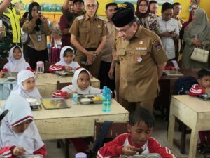Pemerintah Kota (Pemko) Padang menargetkan 17 dapur program Makan Bergizi Gratis (MBG) aktif di 11 kecamatan hingga akhir 2025 ini.