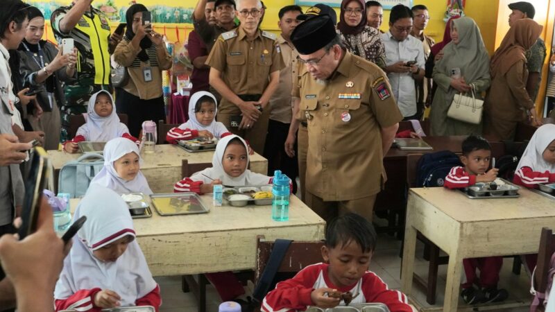 Pemerintah Kota (Pemko) Padang menargetkan 17 dapur program Makan Bergizi Gratis (MBG) aktif di 11 kecamatan hingga akhir 2025 ini.