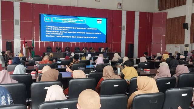 Wakil Wali Kota Padang, Maigus Nasir membuka Rapat Koordinasi (Rakor) Kepala Sekolah dan Wakil Kurikulum SMP Swasta se-Kota Padang